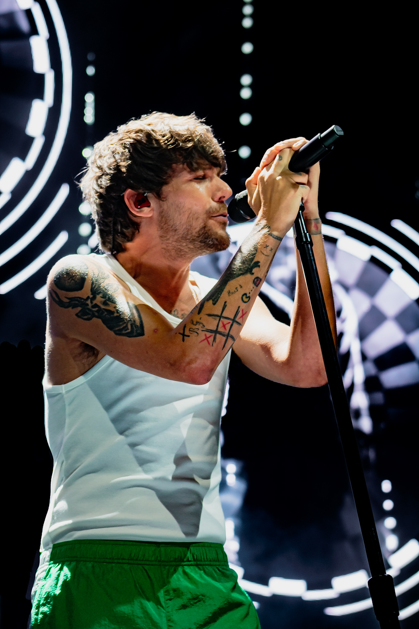 Louis Tomlinson Announces 2023 World Tour As 'Silver Tongues' Hits Number  One on